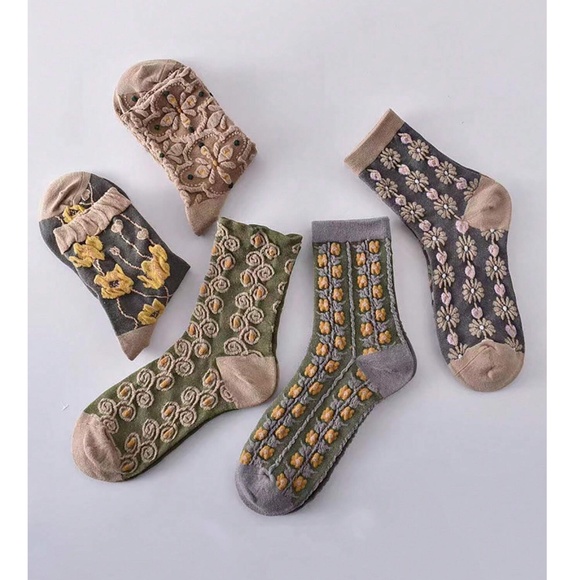 Cozy Textured Mid Length Floral Socks Set - Picture 3 of 4